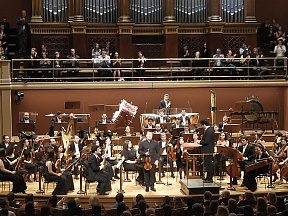 O vystoupení v Praze Maxima Vengerova a Arménského státního symfonického orchestru pod taktovkou Sergeje Smbat´ana